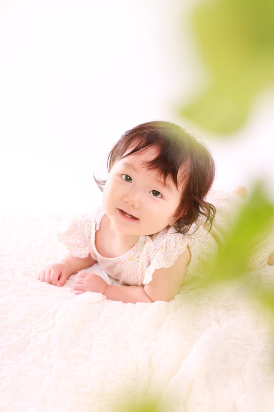 うつ伏せで笑う赤ちゃん