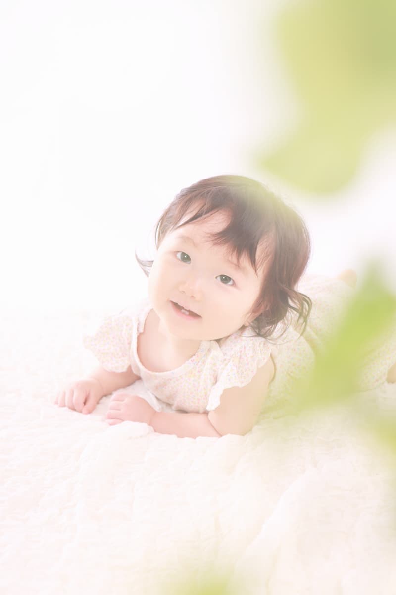 うつ伏せで笑う赤ちゃん