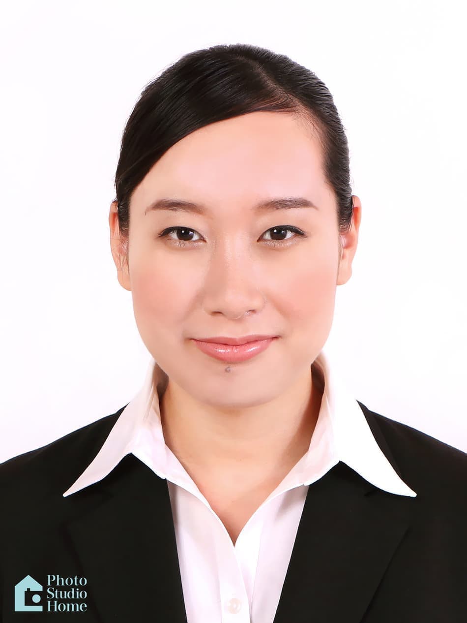 スーツ姿の就職活動中の女性