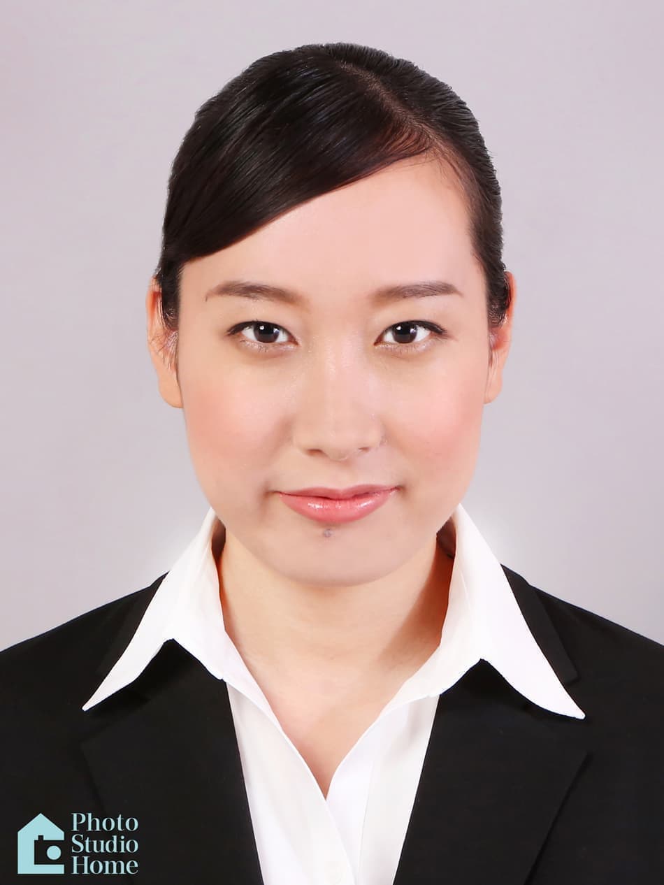 スーツを着た就職活動中の女性
