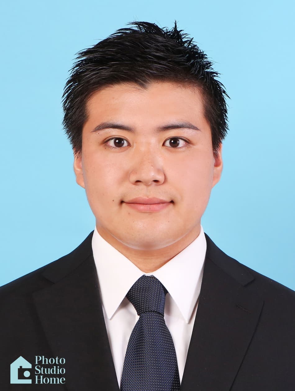 スーツ姿の就職活動中の男性