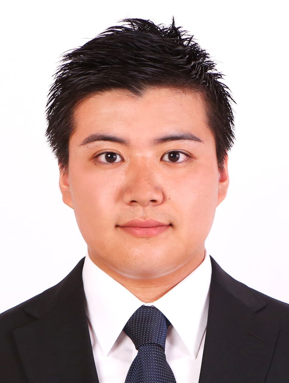 スーツ姿の就職活動中の男性