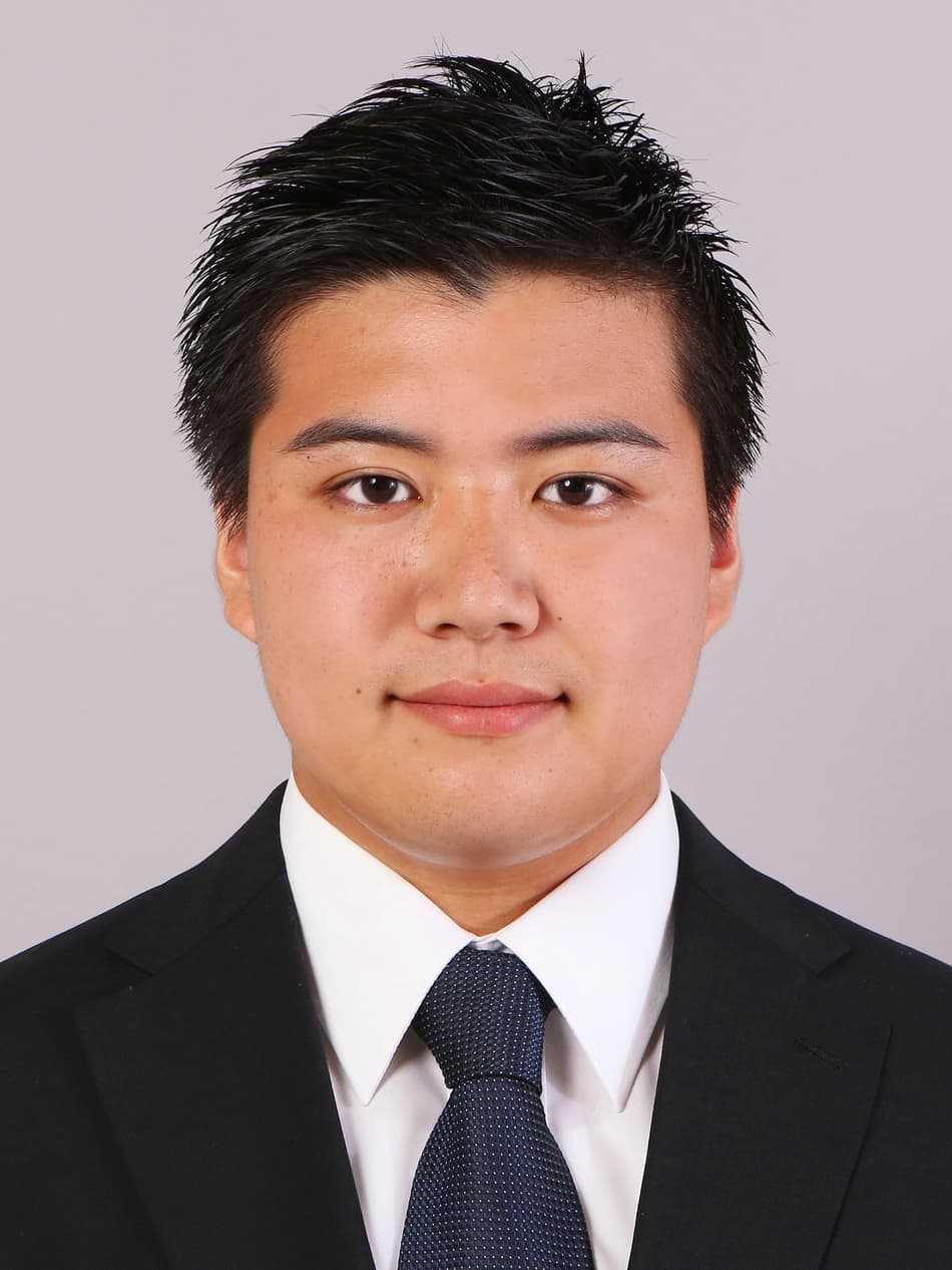 就職活動中のスーツを着る男性