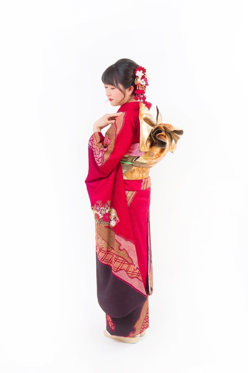 成人式の振袖を着る女性