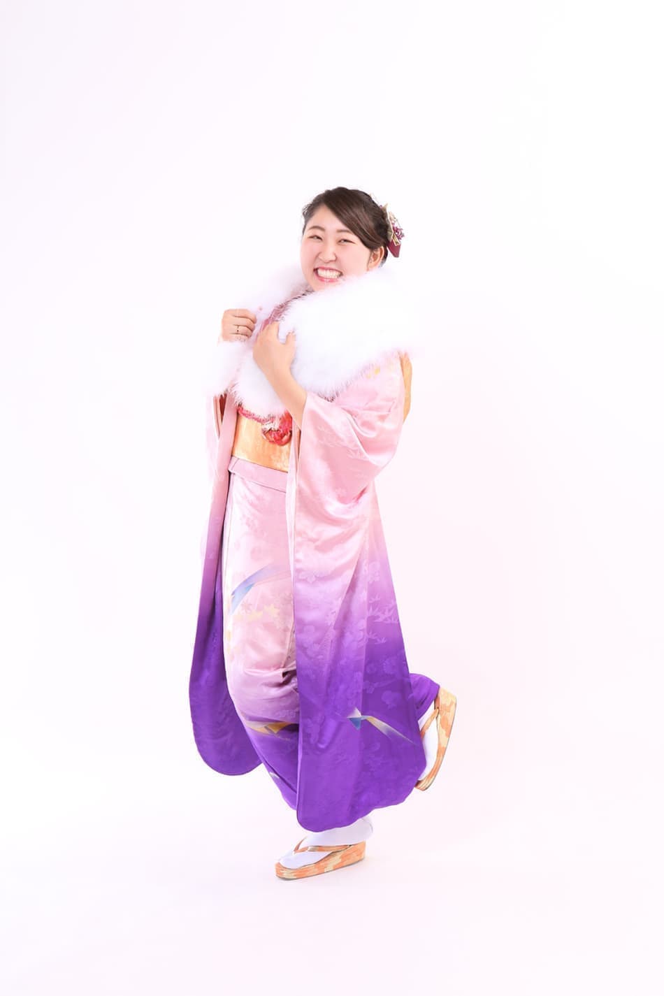 白い毛皮のマフラーと振袖を着る女性
