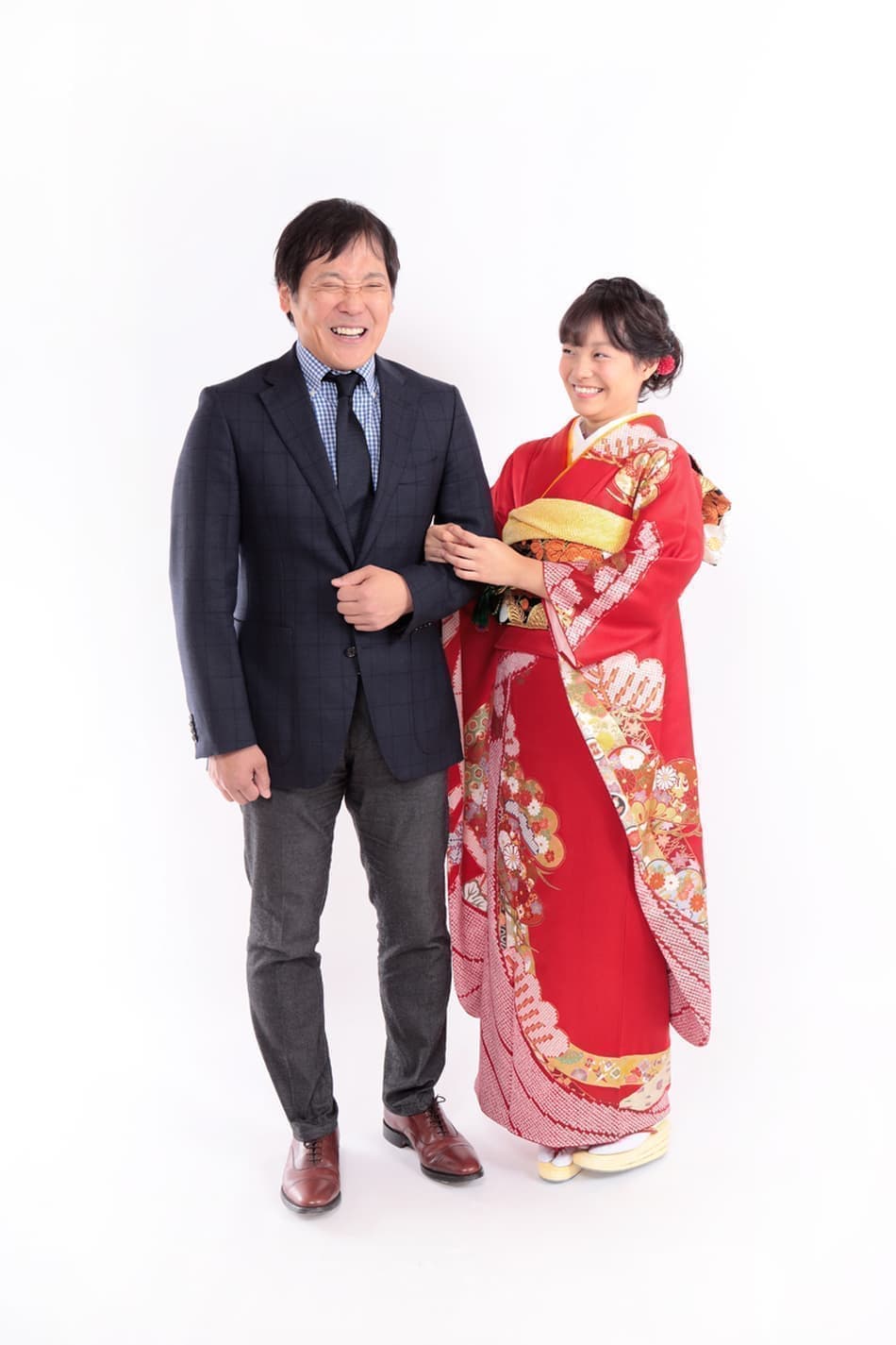 腕を組む父娘の笑顔