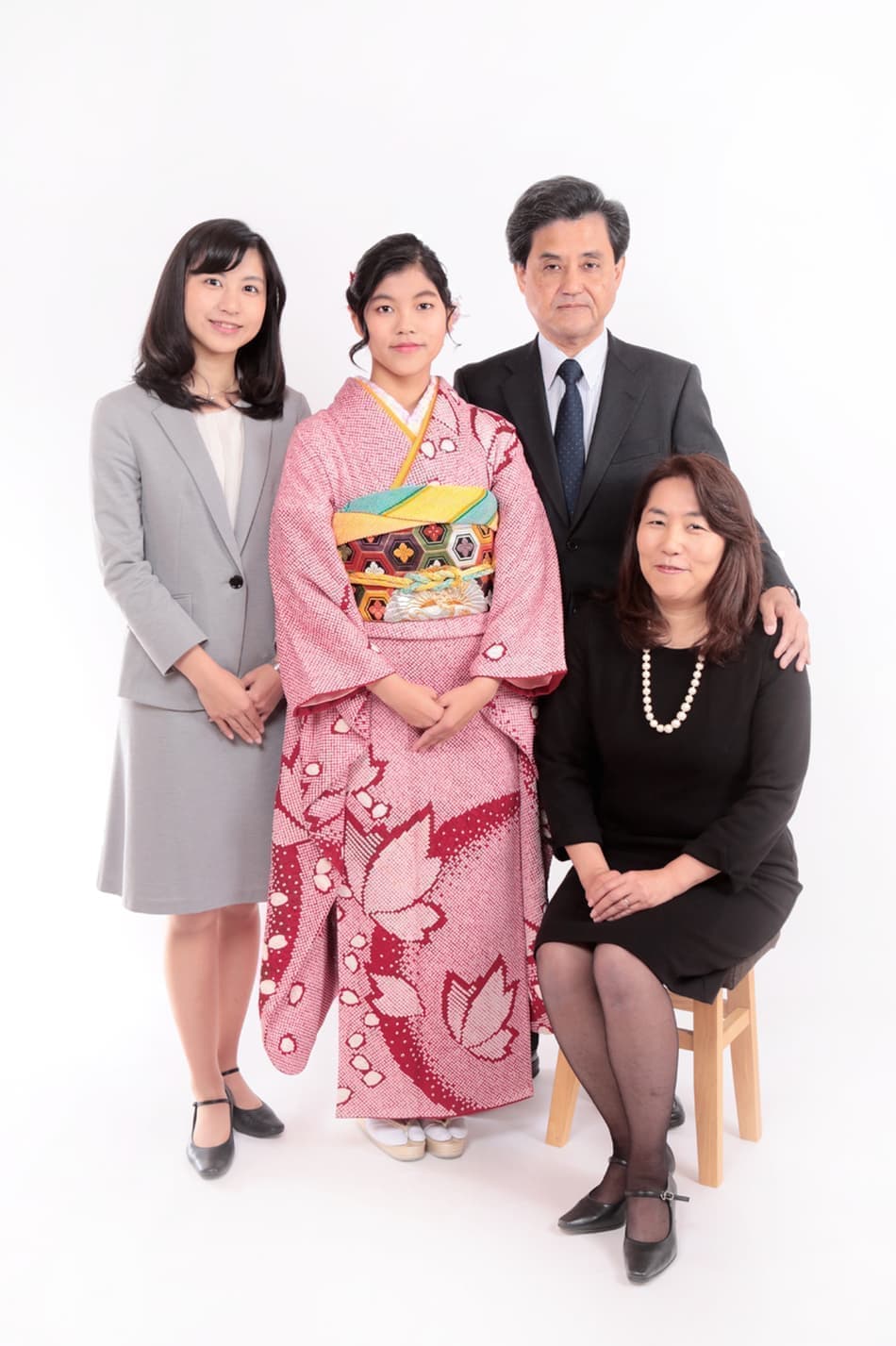 成人式の振袖を着る家族