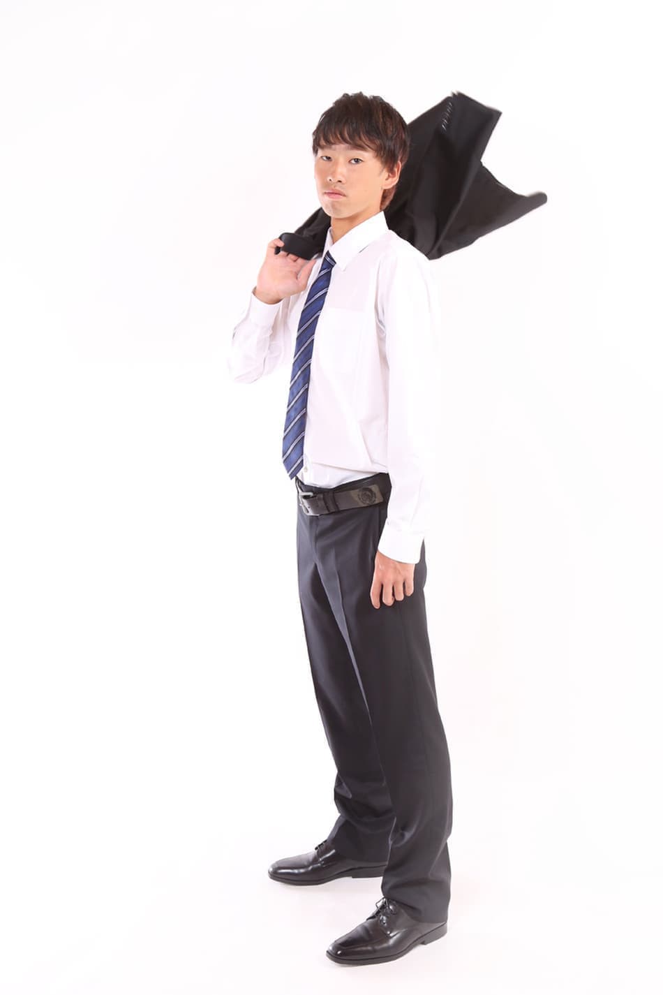 成人式でスーツを着る男子