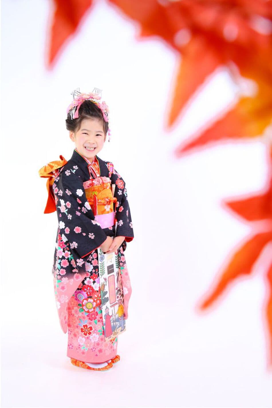 3歳七五三のピンクの着物を着る家族写真